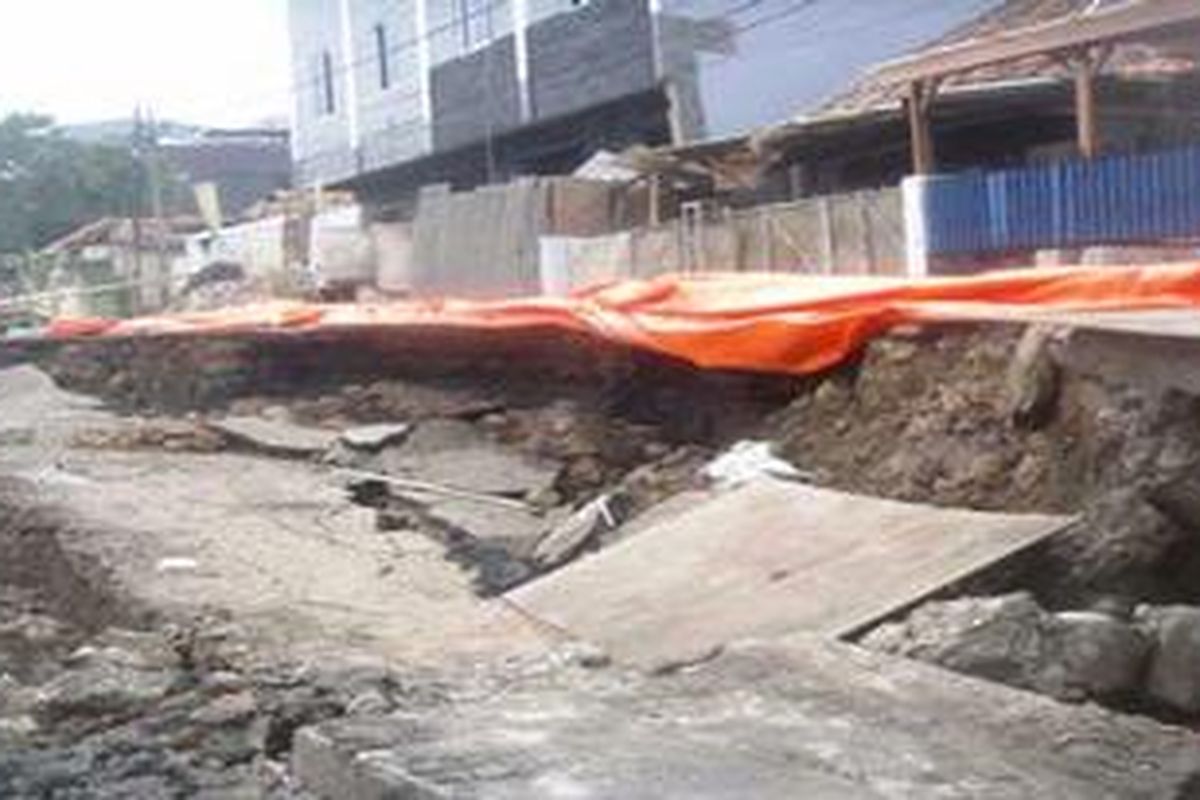 Talut yang membatasi Kali Siantar, Cideng, Gambir, Jakarta Pusat, Senin (13/12/2010) kemarin ambrol.