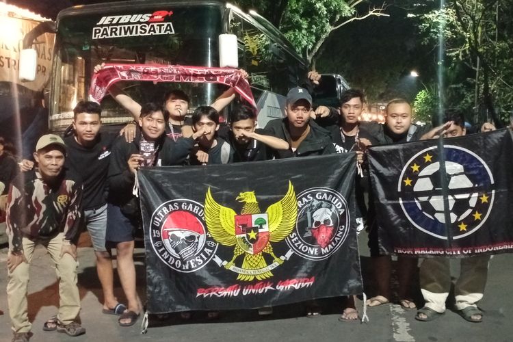 Suporter Ultras Garuda Indonesia dari Malang Raya ketika hendak berangkat menuju Jakarta untuk melihat laga sepak bola antara Timnas Indonesia VS Argentina. 