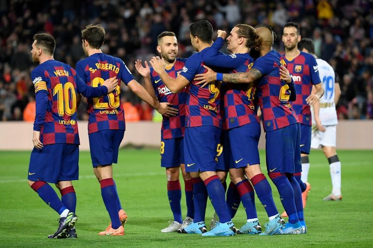 Barcelonas Uruguayan forward Luis Suarez (C) celebrates with teammates after scoring a penalty  during the Spanish league football match FC Barcelona against Deportivo Alaves at the Camp Nou stadium in Barcelona on December 21, 2019. (Photo by LLUIS GENE / AFP)