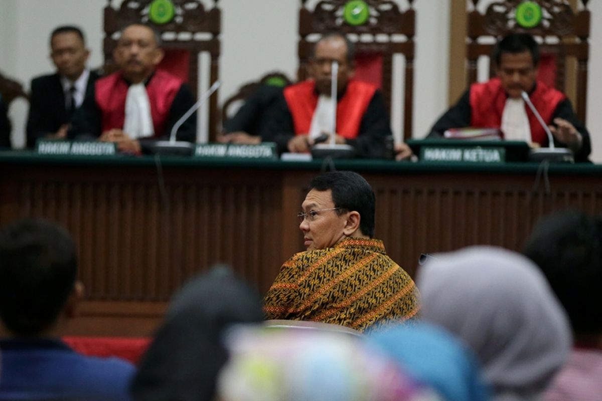 Terdakwa kasus dugaan penodaan agama Basuki Tjahaja Purnama atau Ahok, mengikuti sidang lanjutan yang digelar PN Jakarta Utara di Auditorium Kementerian Pertanian, Jakarta Selatan, Selasa (25/4/2017). Sidang beragendakan pembacaan pleidoi atau pembelaan oleh Ahok yang sebelumnya dituntut 1 tahun penjara dengan masa percobaan 2 tahun.