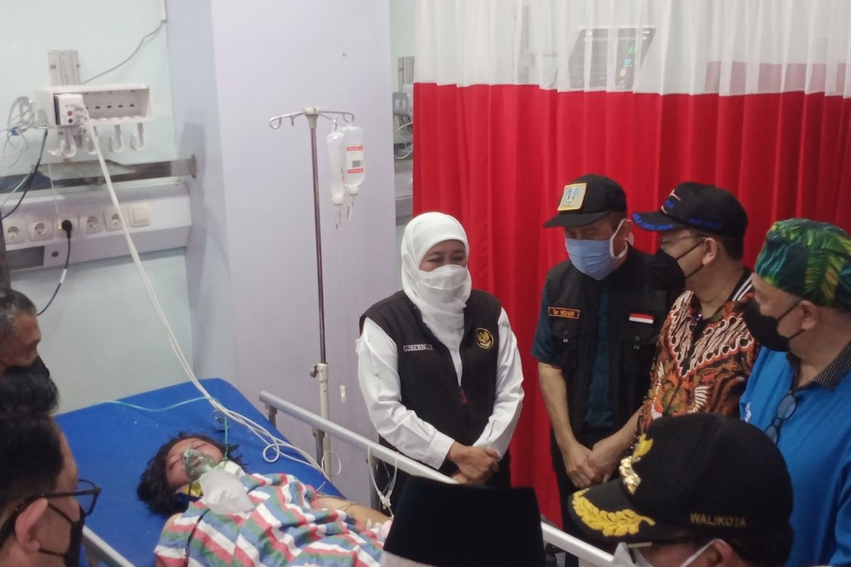 Suasana Gubernur Jawa Timur, Khofifah Indar Parawansa menyambangi korban tragedi Stadion Kanjuruhan di Rumah Sakit Saiful Anwar atau RSSA Malang pada Minggu (2/10/2022).