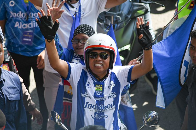 Momen Gubernur Jawa Barat Dedi Mulyadi merayakan Persib Bandung juara dengan komvoi bersama warga Minggu (24/5/2026) di Jalanan Kota Bandung. 