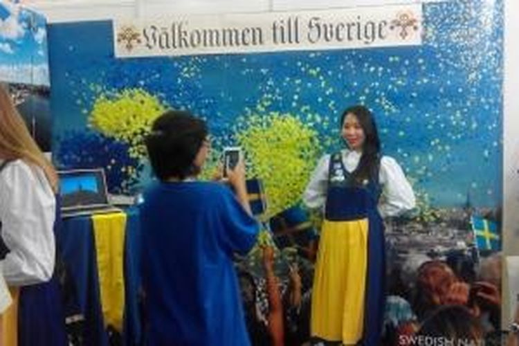 Salah seorang pengunjung berfoto memakai kostum Swedia di booth Kedubes Swedia pada pameran wisata dan budaya Destination Europe di Balai Kartini, Jakarta, Sabtu (18/10/2014). Pameran berlangsung sampai Minggu (19/10/2014).