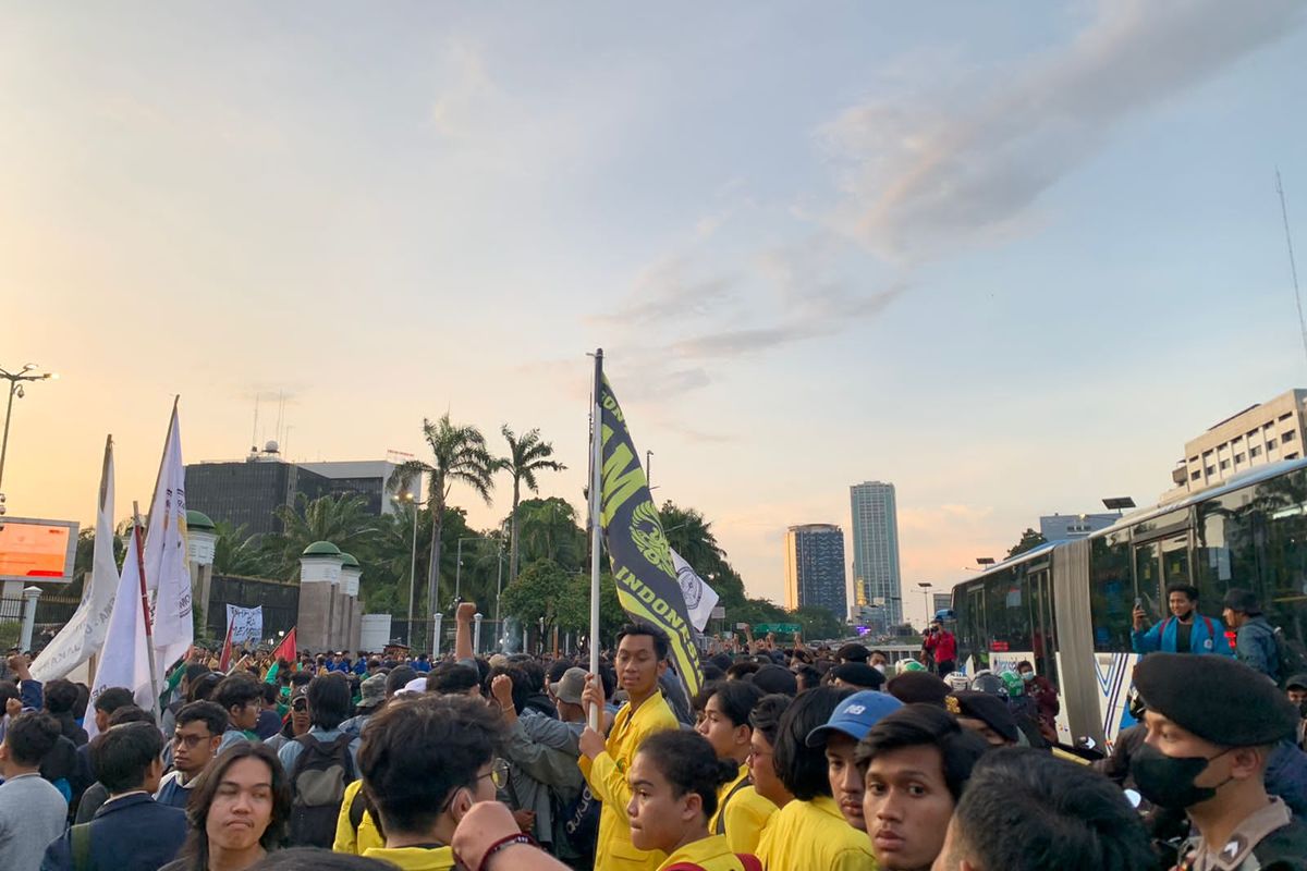 Peserta aksi mahasiswa sempat melebarkan barisannya hingga menutup Jalan Gatot Subroto, saat melangsungkan demonstransi tolak KUHP di depan Gedung DPR/MPR RI, Jakarta Pusat, Kamis (15/12/2022).