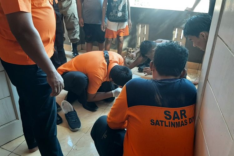 Petugas SAR Satlinmas Wilayah II Gunungkidul Melakukan Patroli dan Memberikan Pelayanan Kesehatan Kepada Pengunjung Minggu (16/5/2021)