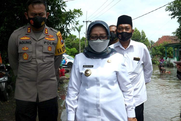 Bupati Jombang Mundjidah saat meninjau lokasi banjir di Dusun Beluk, Desa Jombok, Kecamatan Kesamben, Kabupaten Jombang, Jawa Timur, Rabu (13/1/2021).