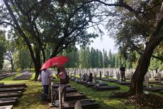 TMP Kalibata Ramai Dikunjungi, Peziarah Bawa Bunga dan Buku Yasin