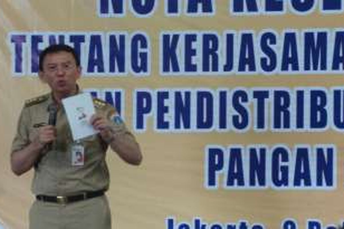 Gubernur DKI Jakarta Basuki Tjahaja Purnama saat memberi sambutan dalam nota kesepahaman antara Perum Bulog dengan PT Food Station Tjipinang Jaya dalam penyediaan stok beras di Jakarta. Penandatanganan nota kesepahaman dilakukan di Kelapa Gading, Jakarta Utara, Selasa (2/2/2016).