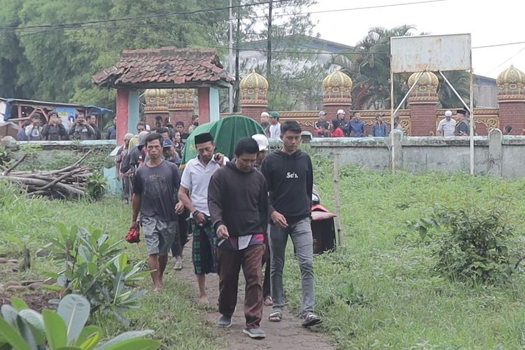 Proses pemakaman Ardiansyah seorang Pramugara KA Turangga yang menjadi korban meninggal dunia akibat insiden kecelakaan Kereta Api di Cicalengka, Kabupaten Bandung, Jawa Barat kemarin