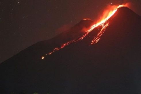 Gunung Karangetang Keluarkan Sinar Api Setinggi 10 Meter dan Leleran Lava