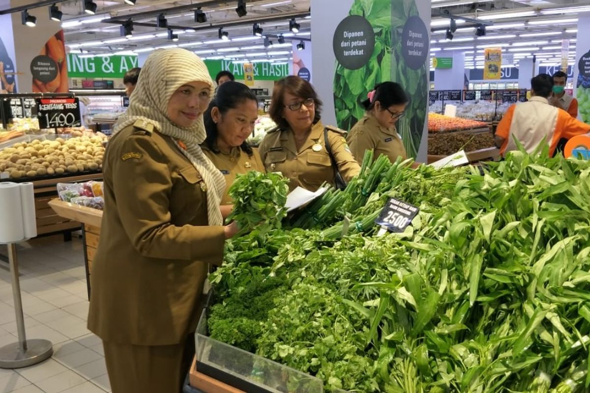 Petugas Dinas Kesehatan dan Dinas Ketahanan Pangan Kota Bekasi melakukan inspeksi mendadak kelayakan makanan olahan dan segar di salah satu pasar modern di Kota Bekasi, Selasa (14/5/2019).