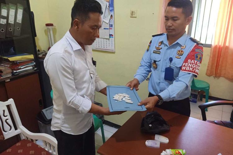 Petugas Lapas Kelas IIB Argamakmur, Kabupaten Bengkulu Utara temukan sebuah botol minyak urut berisi narkotika jenis sabu tepat di belakang blok narkoba, Senin (30/5/2022), sekita pukul 14.15 WIB.
