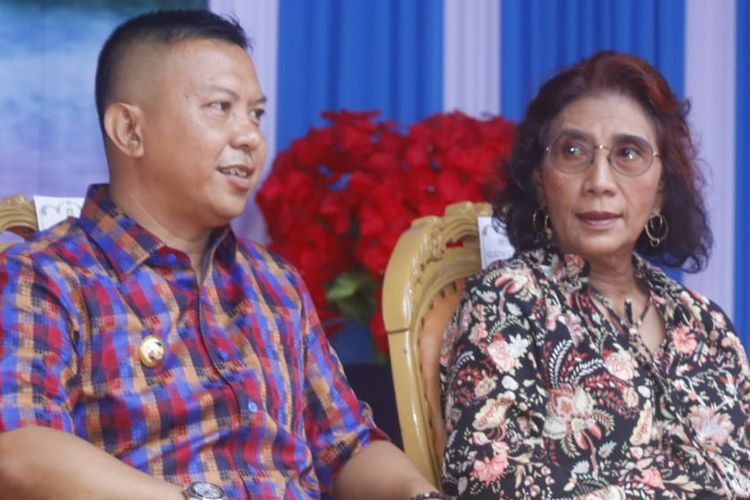 Bupati Kabupaten Kepulauan Selayar Kabupaten Kepulauan Selayar Basli Ali duduk berdampingan dengan Menteri KKP Susi Pudji Astuti dalam kujungan kerja Menteri Susi di Kepulauan Selayar, Senin (22/4/2019).