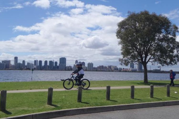 Halaman Swan River, di Perth, Australia juga bisa dijadikan tempat berolahraga, termasuk bersepeda.