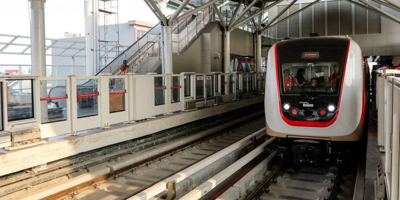 Suasana uji coba Light Rail Transit (LRT) Jakarta di Stasiun Velodrome, Jakarta, Rabu (12/9/2018). LRT rute Velodrome hingga Kelapa Gading tersebut sedang dilakukan uji coba terbatas tahap I yang berlangsung hingga 14 September 2018.