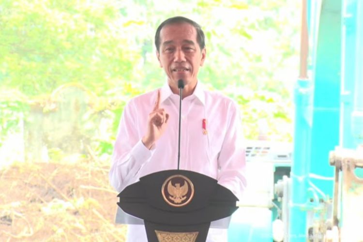 Presiden Joko Widodo memberikan sambutan saat melakukan groundbreaking atau peletakan batu pertama pembangunan Kampus II Universitas Muhammadiyah Purwokerto, Jawa Tengah, pada Rabu (2/1/2024).