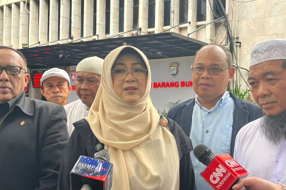 Tifauzia Tyassuma atau akrab disapa Dokter Tifa memenuhi undangan klarifikasi terkait kasus tuduhan ijazah palsu Presiden ke-7 Indonesia, Joko Widodo.