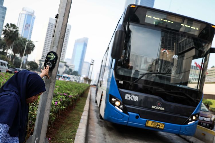 Calon penumpang penyandang disabilitas ketika melintas di Pelican cross di Halte TransJakarta Bundaran Hotel Indonesia, Jakarta, Rabu (4/9/2019). Kegiatan tersebut sebagai bentuk apresiasi PT TransJakarta terhadap pelanggan dalam Hari Pelanggan Nasional 2019.