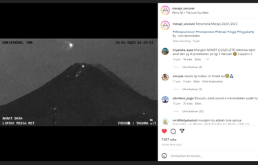 Tangkapan layar unggahan video yang memperlihatkan benda bercahaya putih terbang di atas Gunung Merapi.