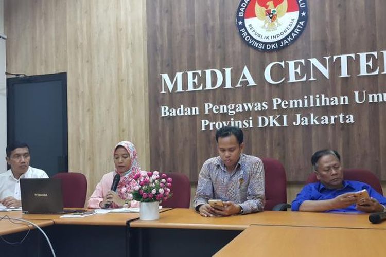 Bawaslu DKI Jakarta menggelar konferensi pers terkait evaluasi pengawasan pada pemungutan suara Pilkada DKI di Kantor Bawaslu DKI, Sunter Agung, Jakarta Utara, Jumat (17/2/2017).