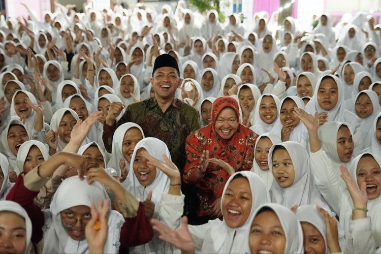 Risma-Gus Hans saat bertemu santri di Pondok Pesantren Queen Al-Azhar Darul Ulum, Peterongan, Jombang, Rabu (04/09/2024).