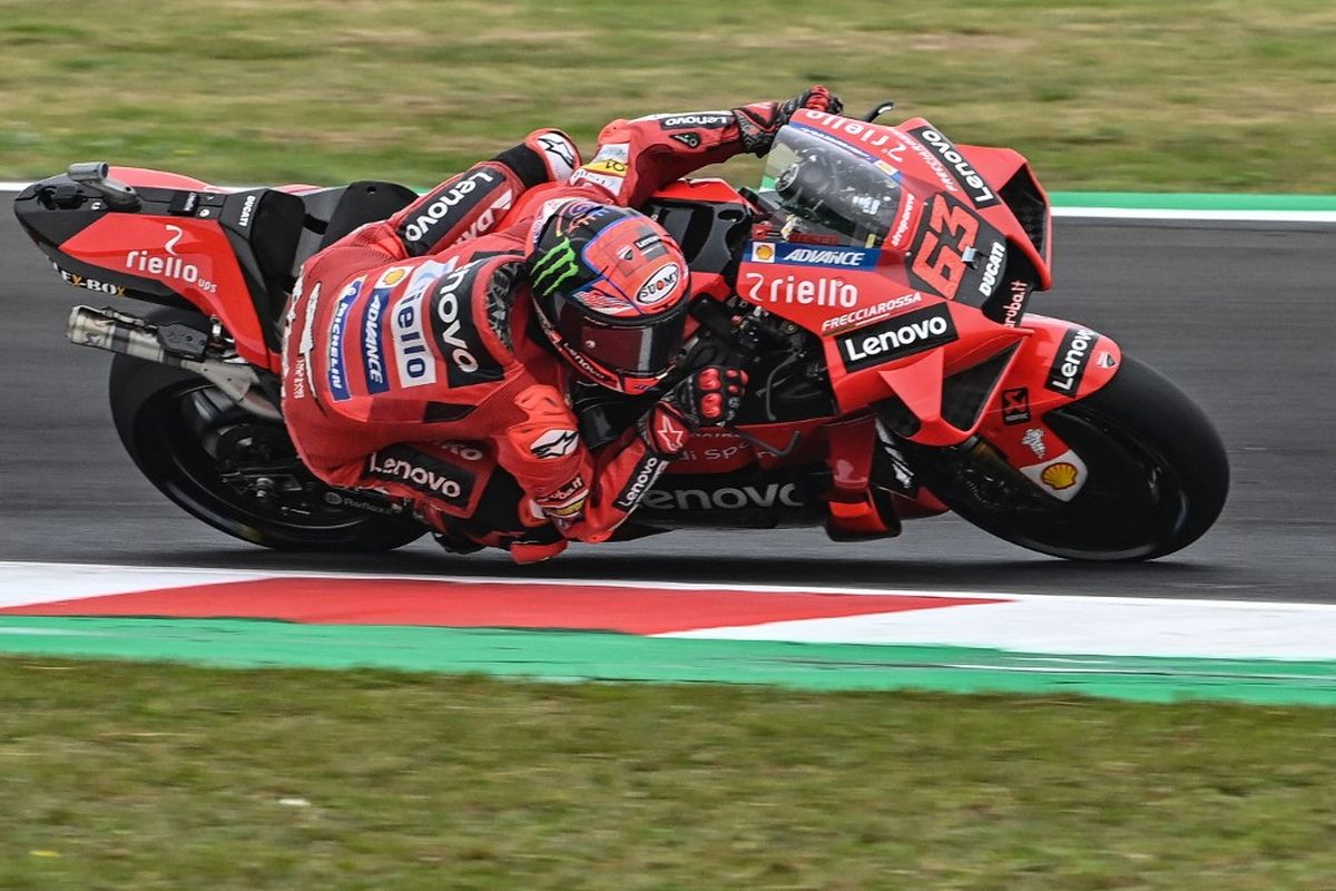 Francesco Bagnaia saat balapan pada MotoGP Emilia Romagna 2021. (Photo by ANDREAS SOLARO / AFP)