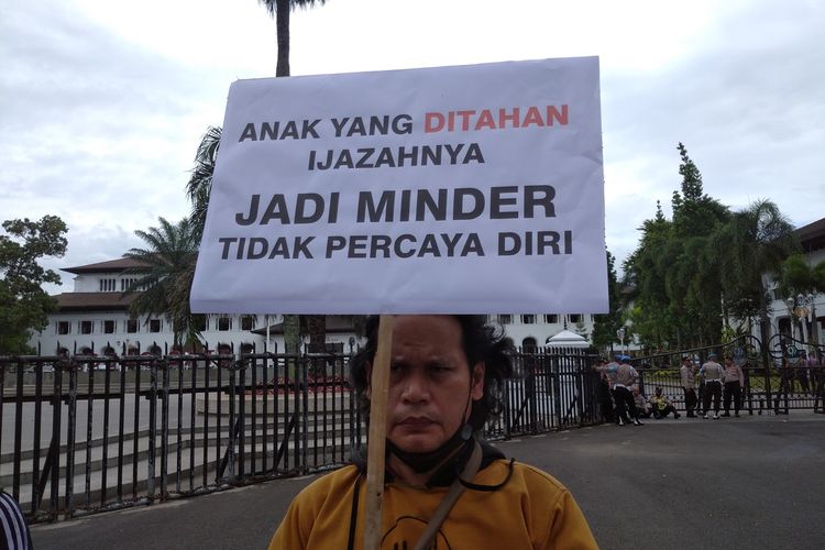 Sejumlah orang tua siswa berunjuk rasa minta Pj Gubernur Jabar Bey Machmudin turun tangan atasi kasus penahanan ijazah di Gedung Sate, Kota Bandung, Jawa Barat, Rabu (17/1/2024).