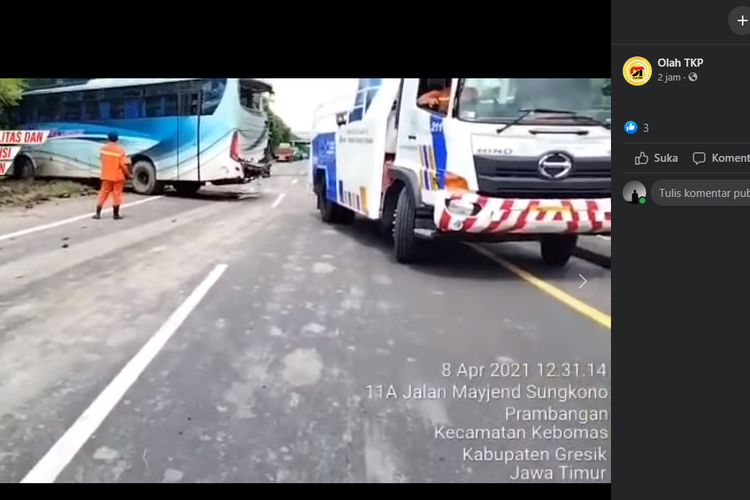 Lakalantas antara bus dengan tractor head di jalan tol Kebomas kilometer 13 akibat bus menyalip lewat bahu jalan.