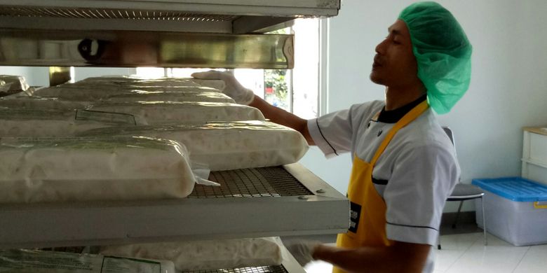 Budi (31) sedang menata tempe yang sudah selesai masa fermentasi, dan siap jual di Rumah Tempe Indonesia, Bogor, Selasa (23/5/2017).