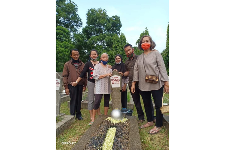 Elisabeth Koesno bersama keluarga di depan makam Serma R Koesno.