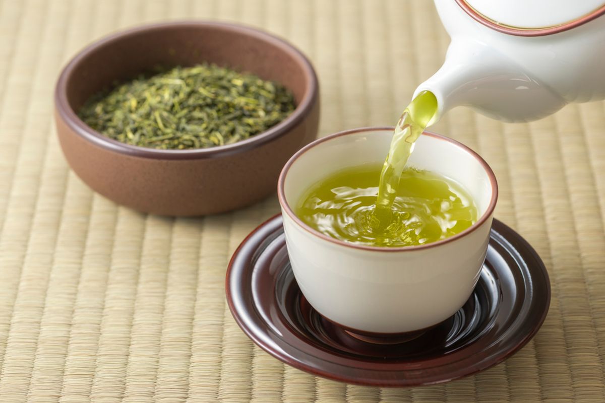 Manfaat minum teh hijau termasuk membantu pembakaran lemak, menurunkan risiko penyakit kardiovaskular, dan lainnya.