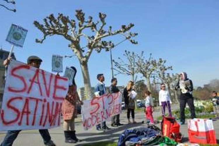Sejumlah warga Indonesia yang tinggal di Swiss melakukan unjuk rasa di depan kantor perwakilan PBB di Geneva untuk mendukung Satinah, buruh migran Indonesia yang akan menjalani hukuman pancung di Arab Saudi.