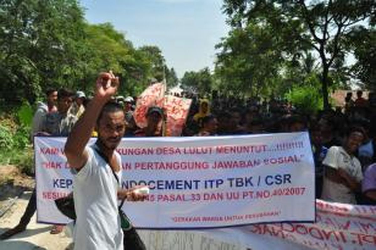 Ratusan warga Desa Lulut, Kecamatan Klapanunggal, Kabupaten Bogor, melakukan aksi demo di depan pintu masuk pertambangan milik PT Indocement Tbk, Senin (25/5/2015). Aksi demo warga tersebut terkait adanya pemutusan hubungan kerja (PHK) sepihak oleh pihak perusahaan tambang semen itu.