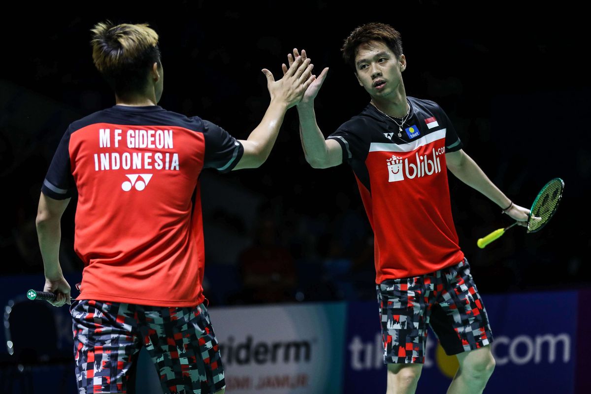 Ganda putra Indonesia Kevin Sanjaya Sukamuljo dan Marcus Fernaldi Gideon saat melawan ganda putra Indonesia Mohammad Ahsan dan Hendra Setiawan dalam final Blibli Indonesia Open 2019 di Istora Gelora Bung Karno, Jakarta, Minggu (21/7/2019). Marcus-Kevin keluar sebagai juara setelah menang 21-19, 21-16.