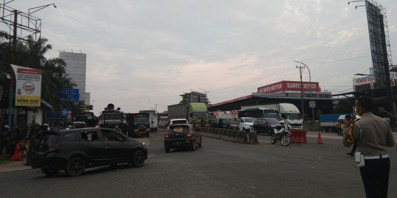 Kapolres Karawang AKBP Aldi Subartono berjanji akan memproses hukum pelaku pengroyokan di Jalan Interchange Karawang Barat pada Rabu (24/11/2021) siang. Mendengar itu massa yang sebelumnya bertahan di akses masuk kawasan Karawang Internatiaonal Industrial City (KIIC) pun bersedia bubar.