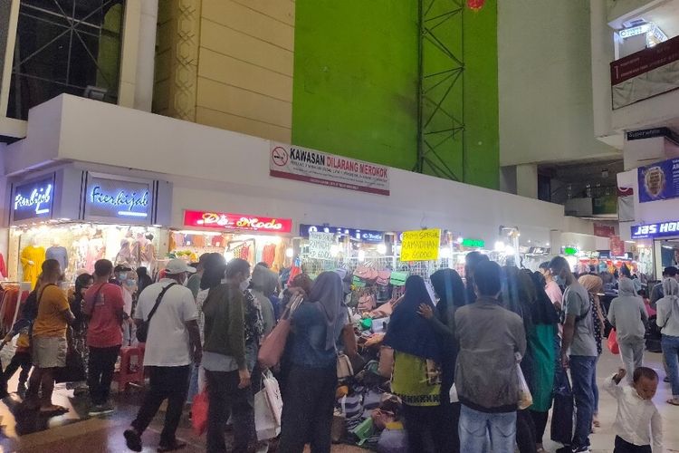Sejumlah pengunjung tengah berbelanja di kawasan Blok A Pasar Tanag Abang, Jakarta Pusat, Minggu (2/5/2021).