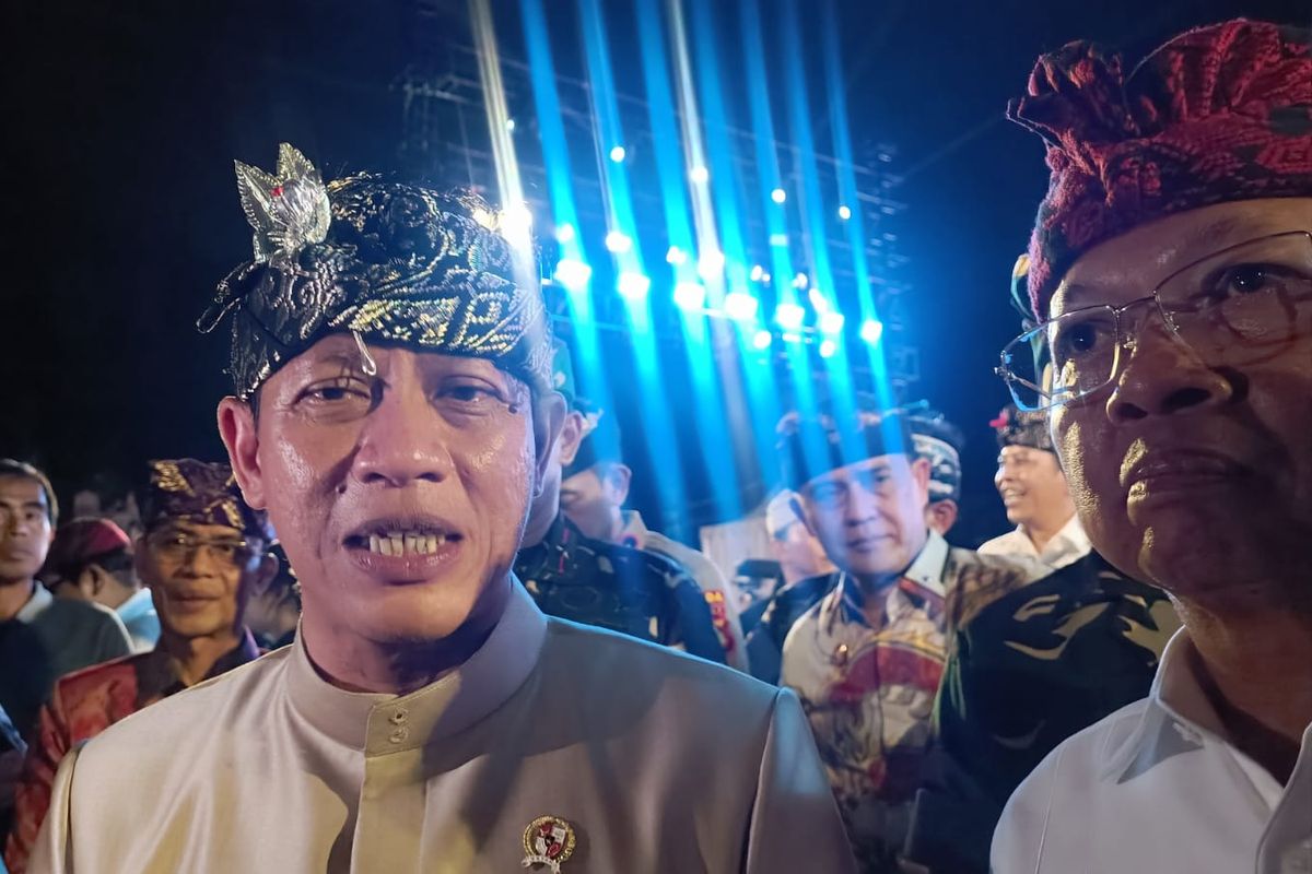 Menteri Lingkungan Hidup dan Kehutanan (LHK), Hanif Faisol Nurofiq didampingi  Gubernur Bali Wayan Koster usai menghadiri acara  Launching Gerakan Bali Bersih Sampah di Art Center, Denpasar, pada Jumat  (11/4/2025). KOMPAS.COM/ Yohanes Valdi Seriang Ginta 