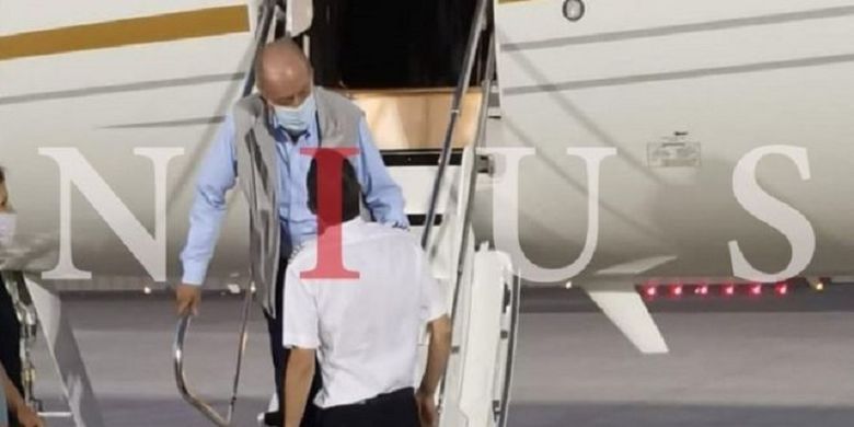 Dalam foto yang dipublikasikan media Spanyol NIUS, sosok yang diyakini sebagai mantan Raja Spanyol Juan Carlos turun dari pesawat. Dia disinyalir berada di Abu Dhabi setelah meninggalkan negaranya di tengah dugaan skandal korupsi yang membelitnya.