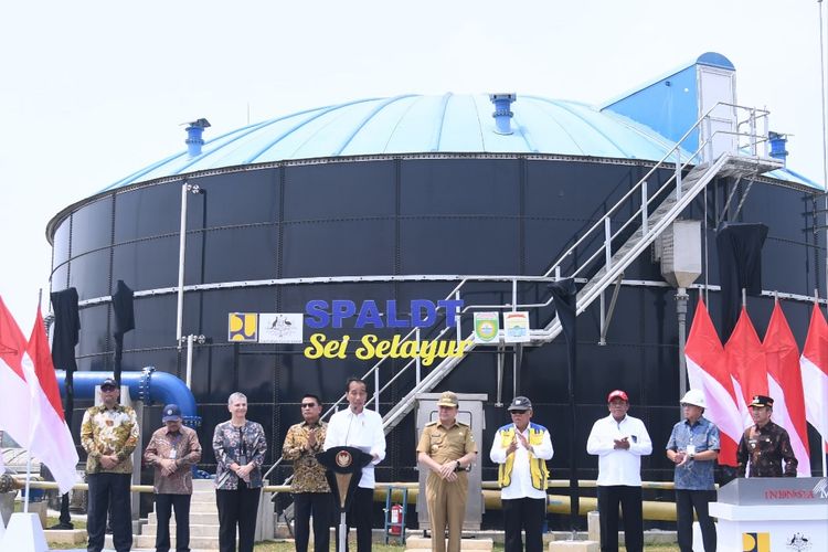 Presiden Joko Widodo saat meresmikan sistem pengelolaan air limbah domestik terpusat yang berada di Kota Palembang, Sumatera Selatan (Sumsel) pada Kamis (26/10/2023).