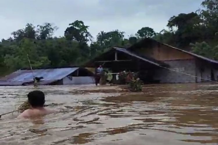 Tangkapan layar rumah warga terendam banjir. Banjir terjadi tepatnya di Papakelan, Kecamatan Tondano Timur, Kabupaten Minahasa, Sulawesi Utara, Sabtu (11/5/2022).