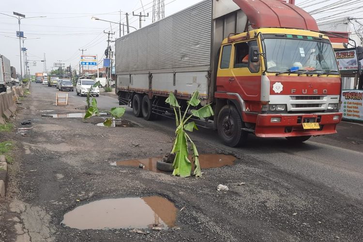Waspada, Jalan Pantura Karawang Banyak Berlubang
