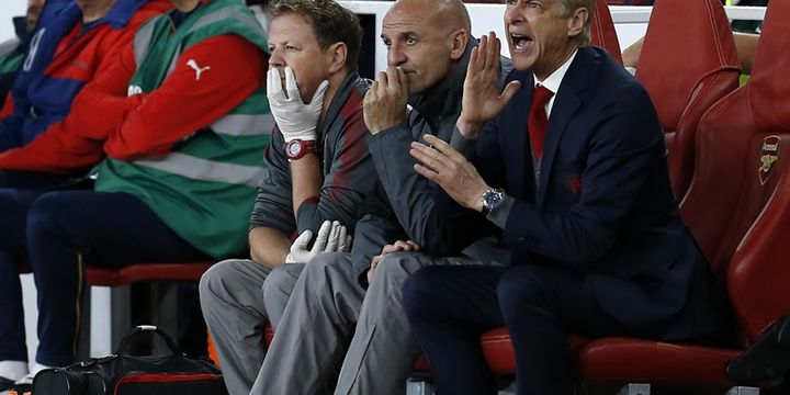 Manajer Arsenal, Arsene Wenger (kanan), asisten manager Steve Bould (tengah) dan fisioterapis Colin Lewin (kiri) menunjukkan reaksi mereka dalam pertandingan pembuka Premier League melawan Leicester City di Emirates Stadium, London, Jumat (11/8/2017).