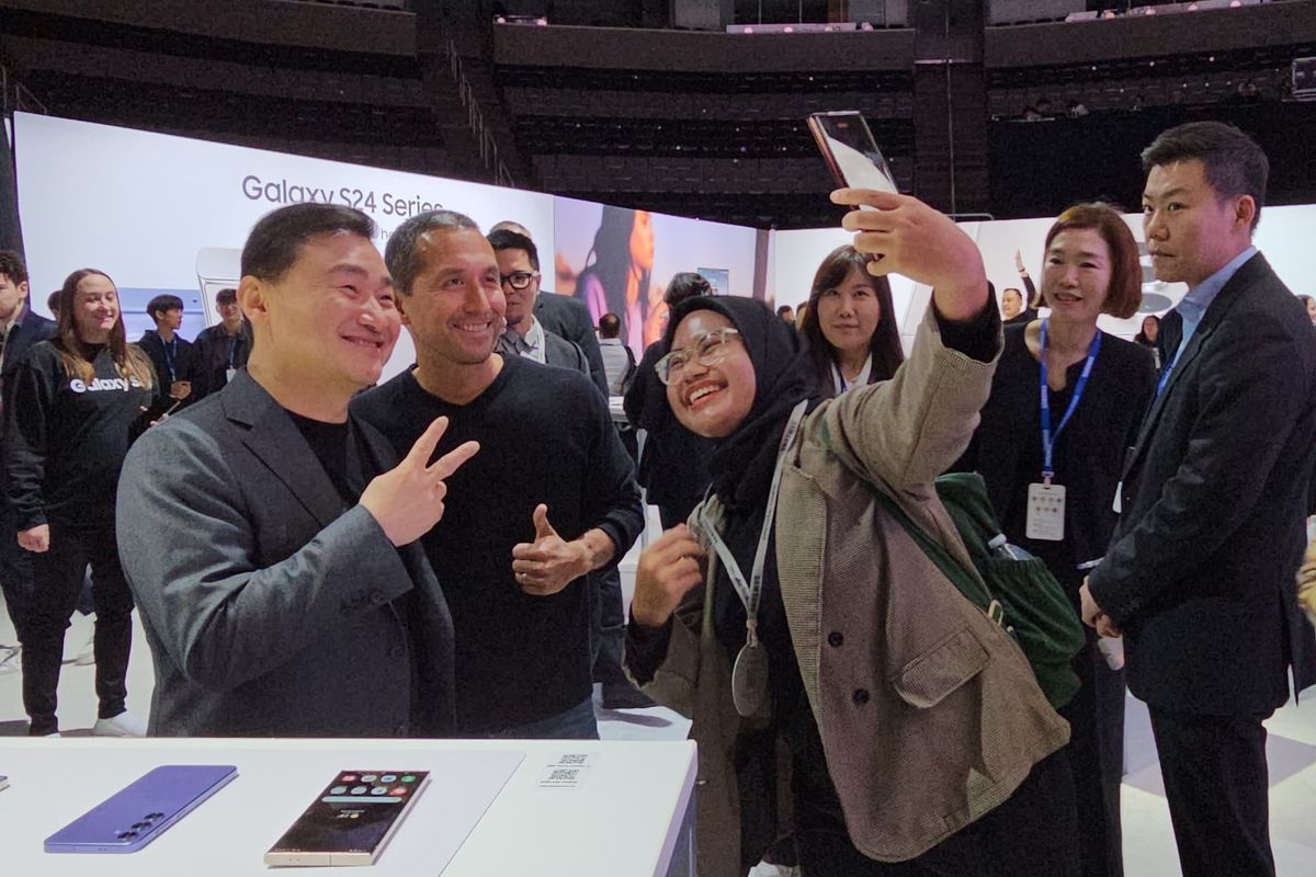 ki-ka, momen Presiden sekaligus Head of the Mobile Experience Business Samsung Electronics, TM Roh, SVP Google untuk Android, Hiroshi Lockheimer, dan Jurnalis Kompas.com Galuh Putri Riyanto  melakukan selfie gen Z setalah acara Galaxy Unpacked 2024 di SAP Center, San Jose, California, Amerika Serikat, Tabu (17/1/2024).