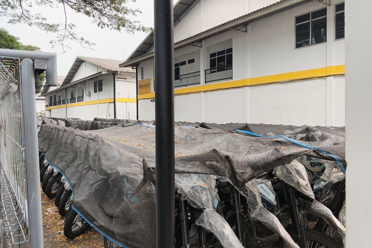 Ribuan Motor Listrik MBG Rp 1 Triliun Terbengkalai di Sentul, Terparkir Sunyi di Balik Kasus Korupsi