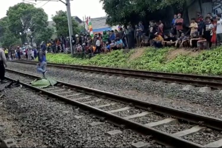 Seorang laki-laki tewas tertabrak kereta api di perlintasan kereta api di Kebayoran Lama, Jakarta Selatan pada Rabu (25/8/2021) sekitar pukul 14.00 WIB.
