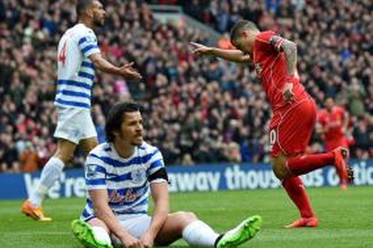 Gelandang Liverpool, Philippe Coutinho mencetak gol pembuka ke gawang Queens Park Rangers dalam lanjutan Premier League, Sabtu (2/5/2015).