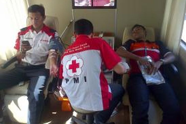 Sejumlah pendonor darah sukarela sedang melakukan donor darah. Dalam sehari ITD PMI Kota Banda Aceh mengeluarkan 100-150 kantong darah untuk memenuhi kebutuhan pasien. *****K12-11