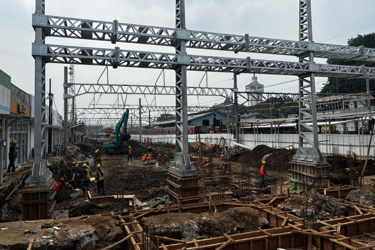 KAI dan KAI Commuter merevitalisasi peron jalur 6, 7, dan 8 di Stasiun Bogor untuk mendukung operasional Commuter Line 12 rangkaian dan meningkatkan kapasitas penumpang.