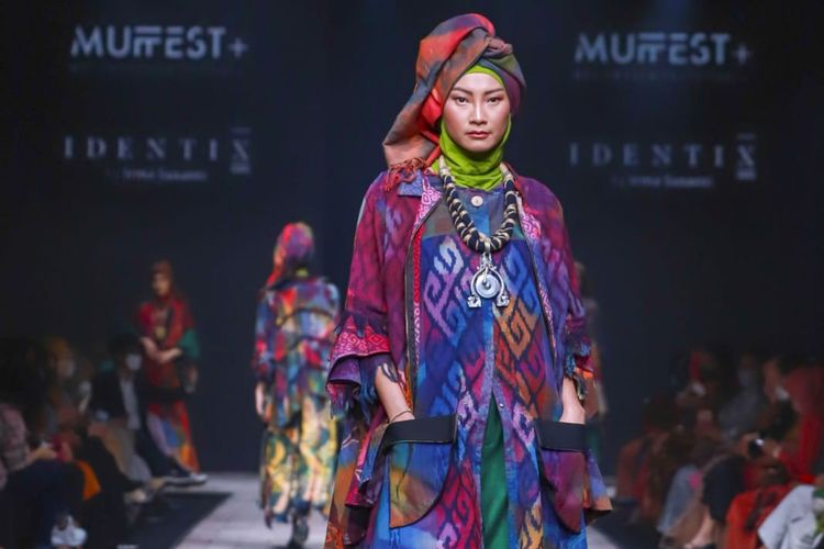 Koleksi busana Muslim Irma Susanti di panggung MUFFEST+ 2022, Jakarta