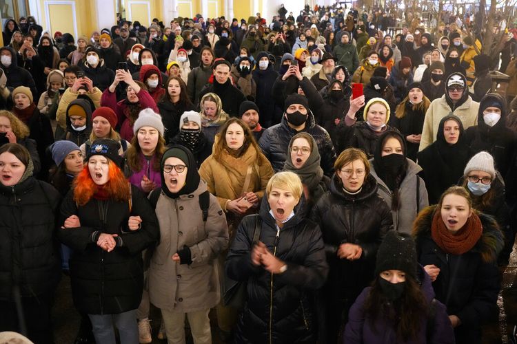 Demonstran meneriakkan slogan-slogan di St Petersburg, Rusia, Jumat (24/2/2022). Ribuan warga Rusia mengecam invasi negara mereka ke Ukraina. Sekitar 1.745 orang di 54 kota Rusia ditahan, sedikitnya 957 di antaranya di Moswa.